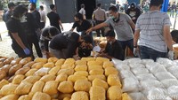 Pengungkapan sabu itu dilakukan satgas khusus Bareskrim setelah menangkap dua pelaku, inisial BA dan AS. Keduanya masing-masing warga negara (WN) Pakistan dan Yaman.
