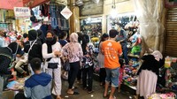 Ini adalah penampakan pasar Kebayoran Lama pagi ini. Di sejumlah kios, pengunjung berkerumun saat berbelanja/Foto: Ahmad Bil Wahid-detikcom