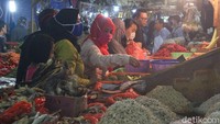 Kesibukan pasar sudah terjadi bahkan sejak dini hari.