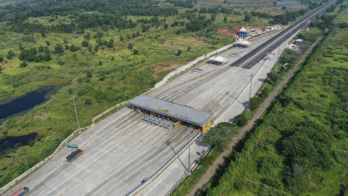LALU LINTAS DI PINTU TOL CIKAMPEK UTAMA SEPI Kendaraan melintas di pintu Tol Cikampek Utama, Karawang, Jawa Barat, Sabtu (23/5/2020). Menjelang Lebaran, salah satu titik kepadatan arus mudik di ruas tol Cikampek terpantau sepi dikarenakan adanya larangan mudik dari Pemerintah demi mencegah penyebaran wabah COVID-19. ANTARA FOTO/Nova Wahyudi/hp.