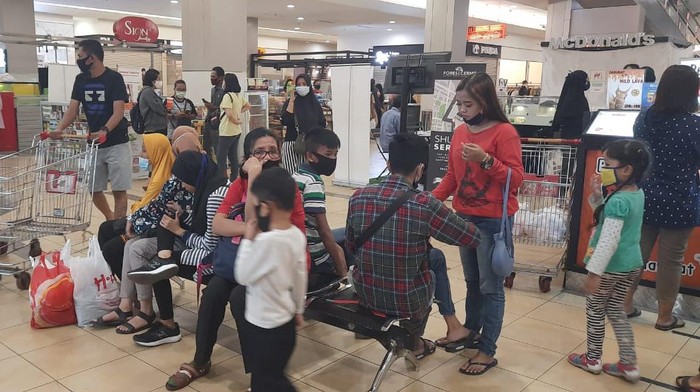 warga belanja saat malam takbiran