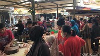 Terlihat dua pedagang kaki lima yang menjual lontong dan ketupat dikerumuni warga. Rupanya, di pasar tersebut tak ditemukan pedagang kulit ketupat. Sehingga pedagang lontong hingga ketupat siap makan diserbu warga.