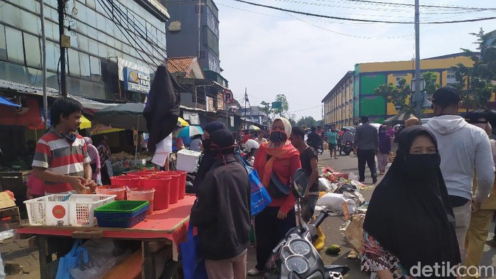 Suasana Pasar Minggu H-1 Lebaran