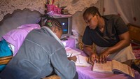 Demi mendukung anak-anak di Kenya untuk terus belajar di tengah pandemi, UNICEF bekerja sama dengan pemerintah lewat pelajaran yang bisa diakses dari radio, TV dan internet.