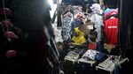 Pandemi Corona Tak Surutkan Tradisi Warga Berburu Pakaian