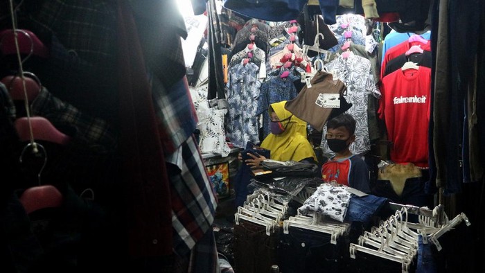Sehari jelang Lebaran, warga masih memenuhi pasar tradisional untuk berbelanja pakaian demi menyambut hari raya di tengah pandemi.