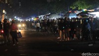 Lokasinya kurang lebih 500 meter dari Gedung Sate atau tepat di depan Masjid Pusdai Bandung. Suara ledakan kembang api beradu sahut dengan lamat-lamat suara takbir yang menggema dari balik speaker masjid.
