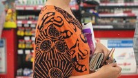 Jajan ke minimarket hanya mengenakan daster saja, Sara tetap tampil cantik dan menawan. Foto: Instagram @sarafajira