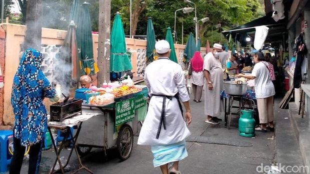 Kedai yang menjual makanan halal