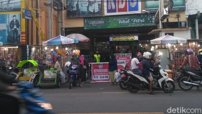 Menjelang Lebaran, sejumlah tempat perbelanjaan di Situbondo makin jadi pusat kerumunan orang. Mengantisipasi penyebaran COVID-19, Bupati Situbondo H Dadang Wigiarto bakal menutup seluruh usaha toko pakaian atau konvensi.