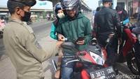 Kelengkapan surat kendaraan terus dipantau petugas.