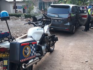 Perempuan Bermobil Tancap Gas Saat Dicegat Polisi di Garut
