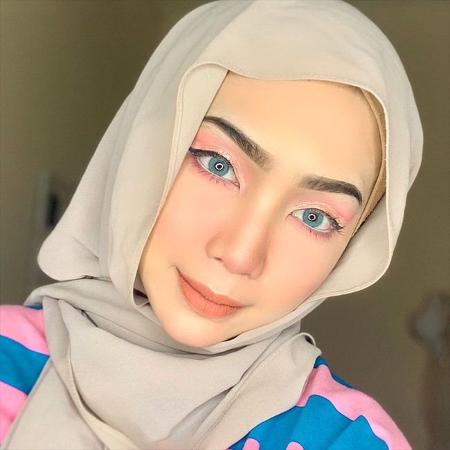 “Dia memamerkan bagaimana dia menghabiskan RM30.000 (Rp 102 juta) untuk berbelanja sebulan tetapi dia meminta uang.  Eww,” kritik netizen. Sangat memalukan untuk meminta uang seperti itu,” tambah lainnya. “Sikap seperti ini merusak.  Tidak malu tentang dirinya sendiri, menjalani gaya hidup mewah dari uang orang lain,” imbuh netizen lainnya Foto: dok. Instagram