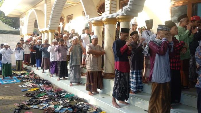 Ribuan Warga di Jember Salat Id, Abaikan Protokol Kesehatan COVID-19