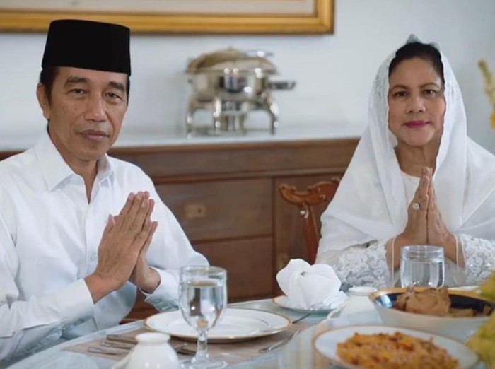 Jokowi dan Iriana Presiden Jokowi dan Ibu Negara Iriana mengucapkan selamat Idul Fitri 1441 H.