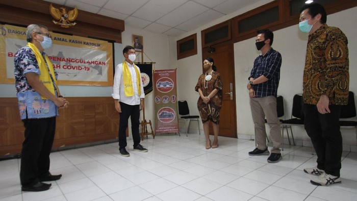 BAKKAT menjadi salah satu badan amal/yayasan yang bekerja sama dengan AXA Mandiri untuk menyalurkan donasi berupa paket sembako.
