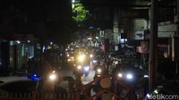 Walaupun begitu, tradisi lebaran dengan berkunjung ke rumah sanak saudara masih tetap dilakukan warga di tengah pandemi.