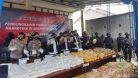Pada dua minggu lalu, sabu kiriman dari Iran ini terdeteksi oleh Bareksim melalui pantai selatan. Keduanya lalu ditangkap saat akan menyiapkan sabu di sebuah gudang Taktakan, Kota Serang. Berdasarkan hitungan Bareskrim, sabu dari Iran seberat 821 kilogram ini senilai setengah triliun rupiah. Barang bukti diamankan ke Mabes Polri untuk pengembangan lebih lanjut.
