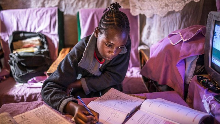 Semangat Belajar Anal-anak Kenya di Tengah Pandemi Lebih dari 18 juta siswa di Kenya terpaksa tak bersekolah imbas penutupan akibat pandemi Corona. Berikut foto-foto semangat dari anak-anak yang tetap bersemangat untuk sekolah.