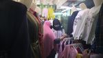 Pandemi Corona Tak Surutkan Tradisi Warga Berburu Pakaian