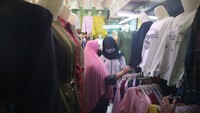 Beberapa lainnya tetap pada tradisi untuk berburu pakaian di hari raya.