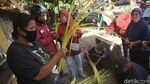 Laris Manis Pedagang Ketupat Jelang Lebaran