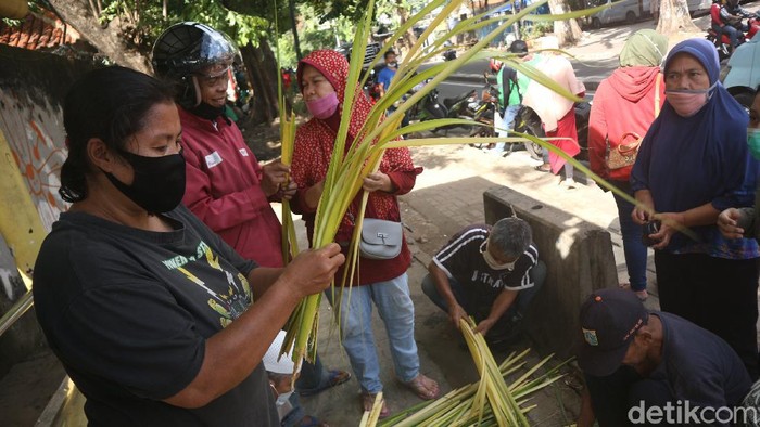Pedagang daun kelapa muda laris manis diburu para warga untuk dibuat ketupa di kawasan Palmerah, Jakarta.