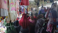 Desakan demi desakan tak terhindarkan imbas padatnya pasar.