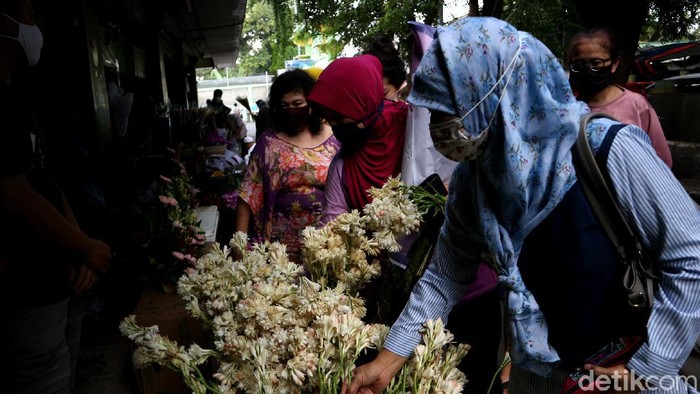 Bunga sedap malam menjadi pilihan favorit warga untukmenghias rumah demi menyambut Hari Raya Idul Fitri.