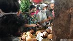 Begini Sesaknya Pengunjung di Pasar Rawalumbu Bekasi