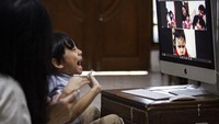 Halalbihalal yang dilakukan secara virtual tersebut dilakukan untuk mengurangi risiko penularan dan penyebaran COVID-19. ANTARA FOTO/Dhemas Reviyanto.