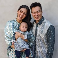 Baim Wong dan model Paula Verhoeven tampil senada dengan seragam Lebaran bernuansa Timur Tengah. Demikian pula jagoan kecil mereka, Kiano Tiger Wong. (Foto: Instagram)