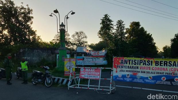 Linmas berjaga di Desa Jlobo, Kecamatan Wonosari