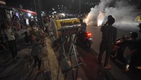 Meski Provinsi DKI Jakarta masih dalam masa Pembatasan Sosial Berskala Besar (PSBB) namun saat malam Idul Fitri 1441 H, sejumlah tempat di Ibu Kota masih ramai dengan kerumunan orang. 