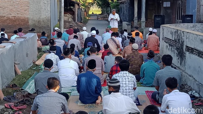 Suasana salat Id berjemaah di Dusun Jlobo, Klaten, Minggu (24/5/2020)
