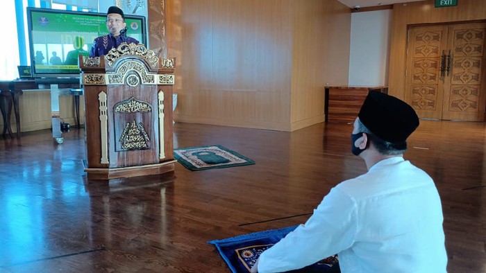 Letjen Doni Monardo beserta jajaran Salat Id di Kantor BNPB