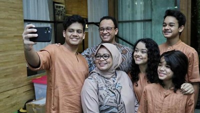 Potret Anies Lebaran Bareng Keluarga di Rumah