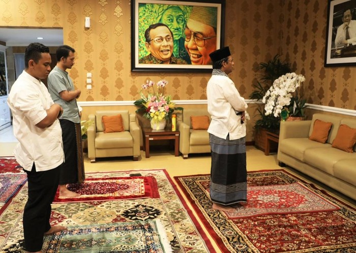Momen Menko Mahfud MD Salat Id Bareng Keluarga di Rumah Menko Polhukam Mahfud MD melaksanakan salat Idul Fitri di rumah. Ia melaksanakan salat Id bersama sang istri hingga ajudan.