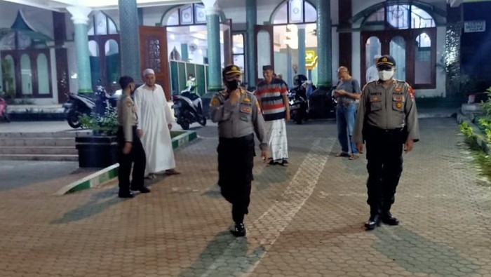 Tim Gabungan di Banyuwangi Bubarkan Massa di Pasar Antisipasi Kejahatan Jalanan