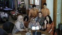 Foto: Anies bersama ibunda, istri dan anak-anaknya memilih melakukan silaturahmi virtual mengingat saat ini tengah masa pandemi Corona. Mereka menyapa keluarga dengan video call. (Dok Instagram Anies Baswedan).
