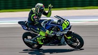 Sirkuit Misano ini kembali dibuka sejak tanggal 14 Mei 2020. Rossi pun memanfaatkan momen tersebut untuk menggeber motor Yamaha R1. Foto: Instagram @valeyellow46