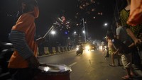 Di kawasan Tanah Abang juga ramai dengan kerumunan massa yang merayakan malam takbiran.