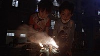 Keceriaan anak-anak tersebut tak hanya terlihat di saat Lebaran. Di momen malam takbiran pun sejumlah anak di Malaysia tampak asyik bermain kembang api untuk menyambut Lebaran. Rahman Roslan/Getty Images.
