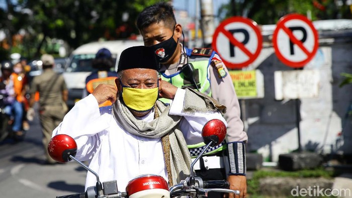 Ratusan personel Satpol PP dan petugas gabungan memperketat pengamanan di Ibu Kota. Hal itu dilakukan guna mencegah warga melakukan mudik lokal di saat Lebaran.