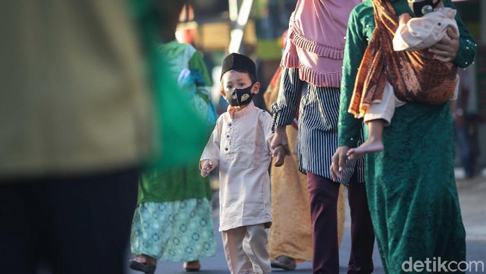 Potret Salat Id Berjamaah di Kawasan Tangerang Selatan Warga di kawasan Tangerang Selatan, tetap melaksanakan salat Idul Fitri berjamaah. Warga yang hendak salat Id diwajibkan untuk terapkan protokol kesehatan.
