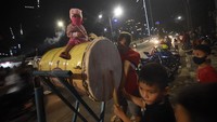 Sejumlah warga merayakan malam Idul Fitri 1 Syawal 1441 H di tengah masa Pembatasan Sosial Berskala Besar (PSBB).