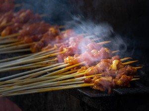 Mau Nyate Bareng Suami Saat Lebaran? Cobain 3 Resep Sate Enak Ini