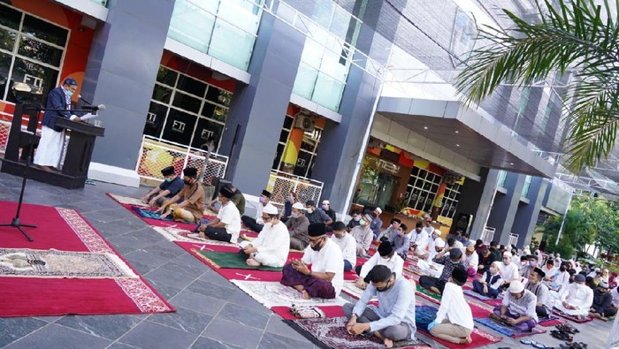 Jaga Jarak-Bermasker, Mahasiswa Relawan Corona di Makassar Salat Id di Kampus (Foto: Ibnu Munsir/detikcom)