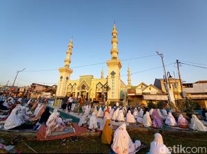 Kota Tegal Jadi Zona Hijau, Warga Ramai-ramai Salat Id di Masjid Agung