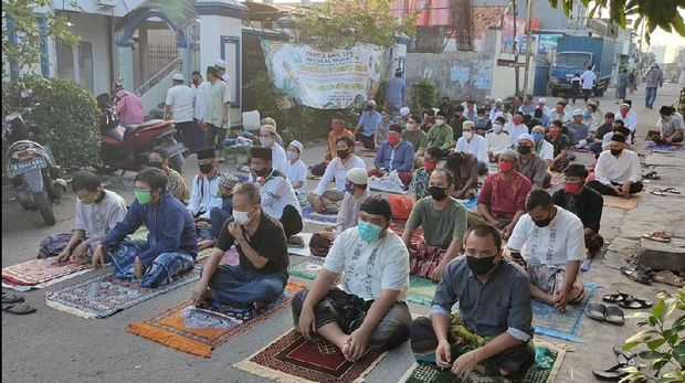 Suasana salat Id di Masjid Al-Muhajirin Kelurahan Kayuringin Jaya Bekasi